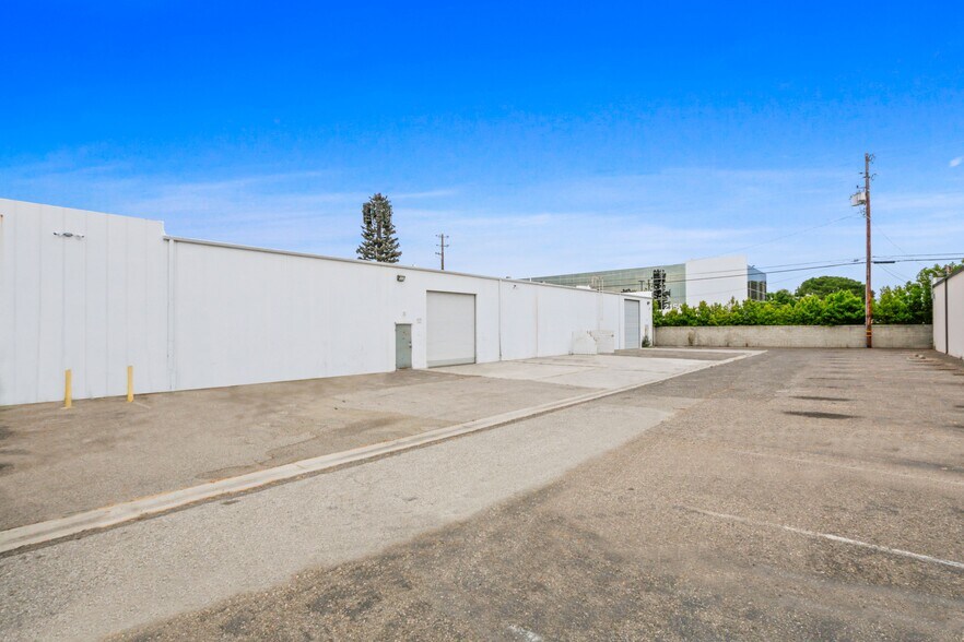 2220 S Dupont Dr, Anaheim, CA for rent - Building Photo - Image 3 of 4