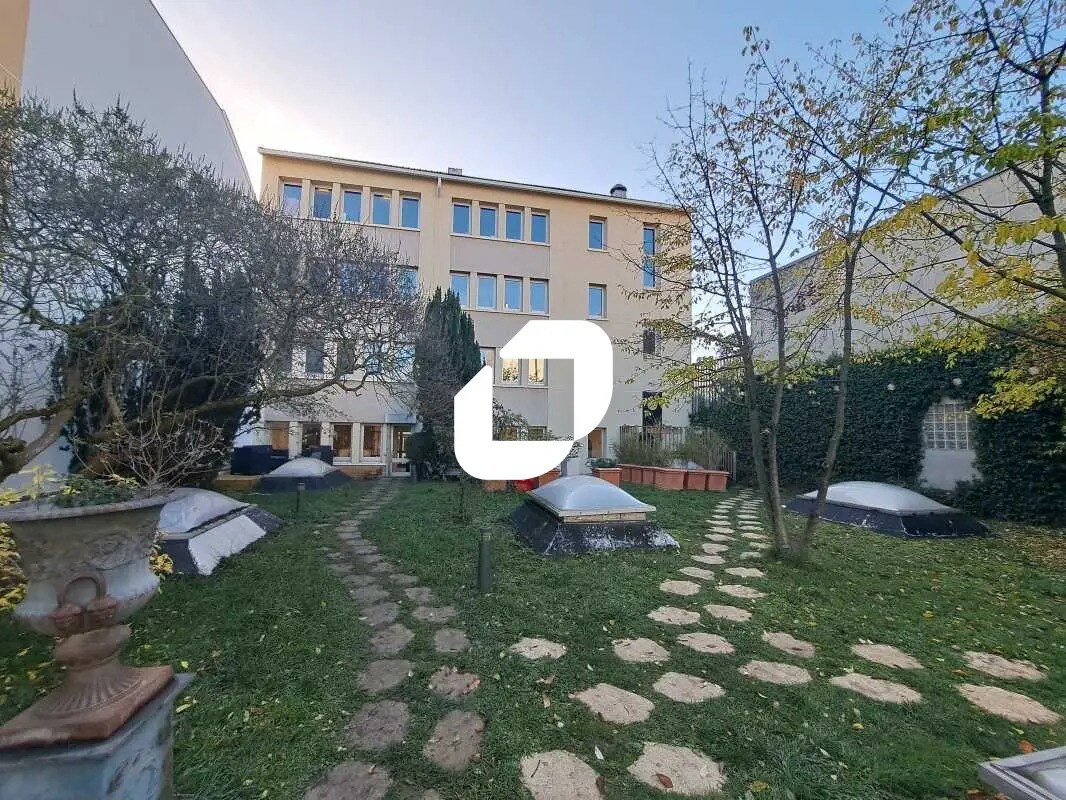 Light Industrial in Montreuil to rent Building Photo- Image 1 of 12