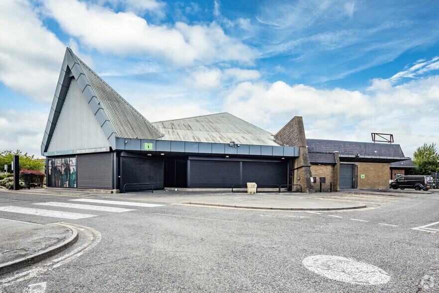 Knowles Hl, Bradford to rent - Building Photo - Image 2 of 15