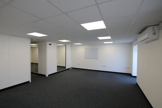 55-55B Cobham Rd, Wimborne to rent Interior Photo- Image 2 of 6