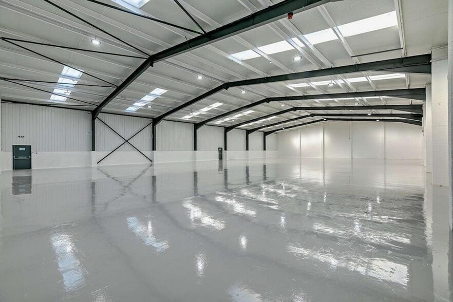 Gorrells Way, Rochdale to rent - Building Photo - Image 3 of 17