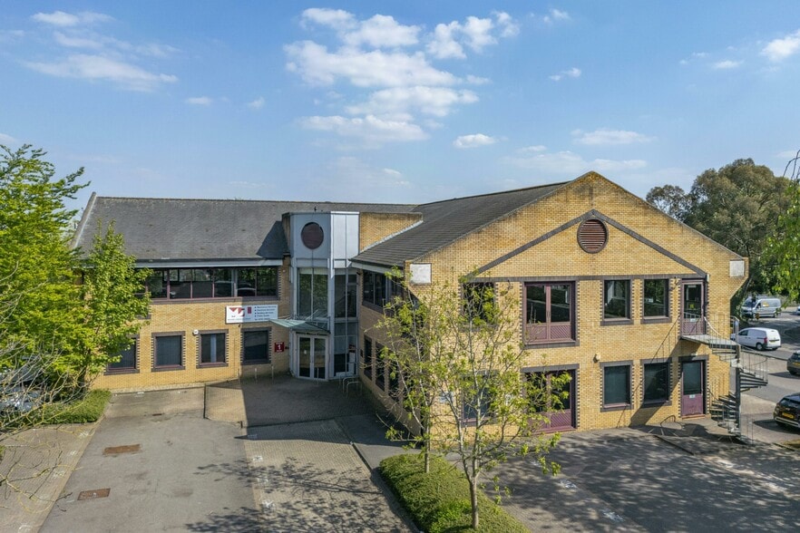 Waterside Dr, Slough to rent - Building Photo - Image 2 of 7