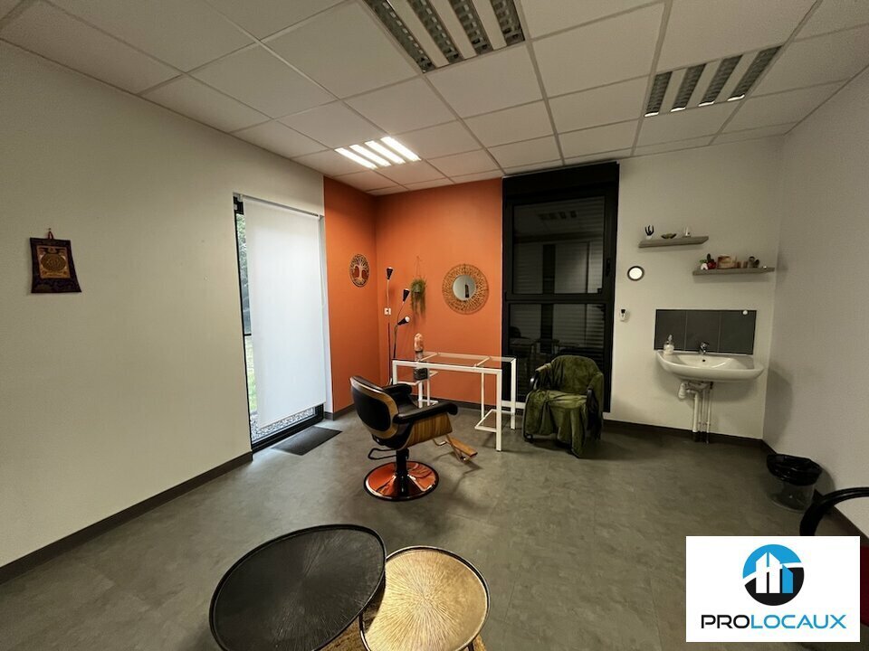 Office in Chantilly to rent Interior Photo- Image 1 of 8