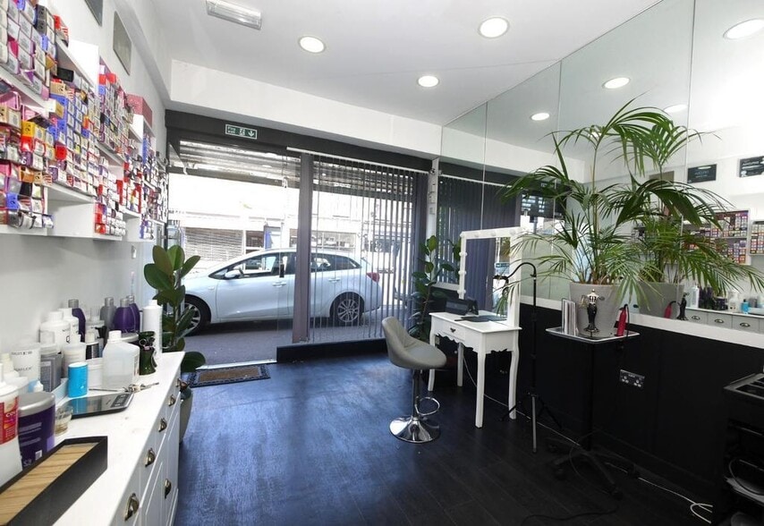 High Rd, London to rent - Building Photo - Image 2 of 12