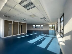 Light Industrial in Noisy-le-Roi to rent Building Photo- Image 1 of 4