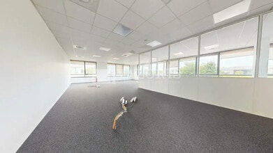 Office in Champagne-au-Mont-d'Or to rent Building Photo- Image 2 of 11