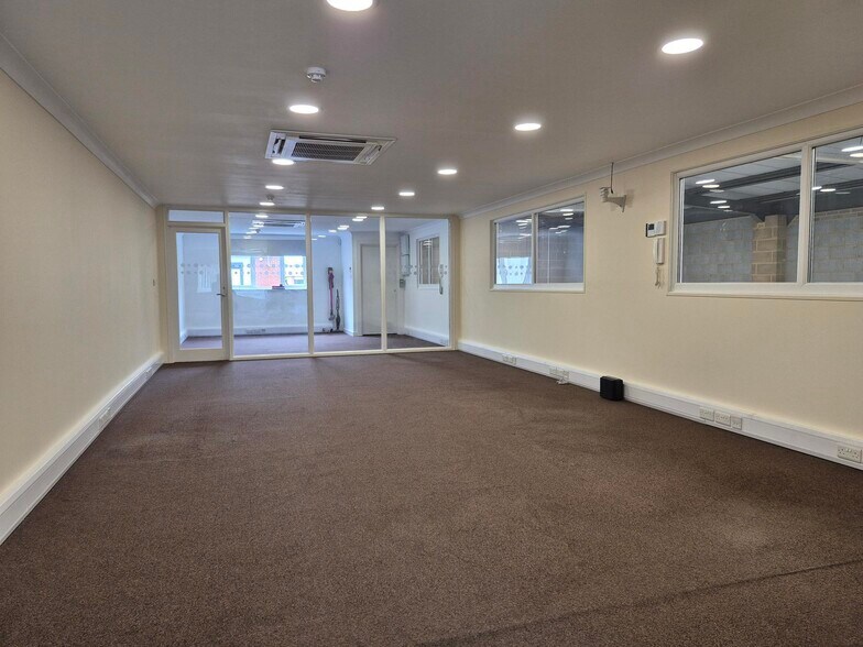 Old Forge Rd, Wimborne to rent - Building Photo - Image 3 of 11