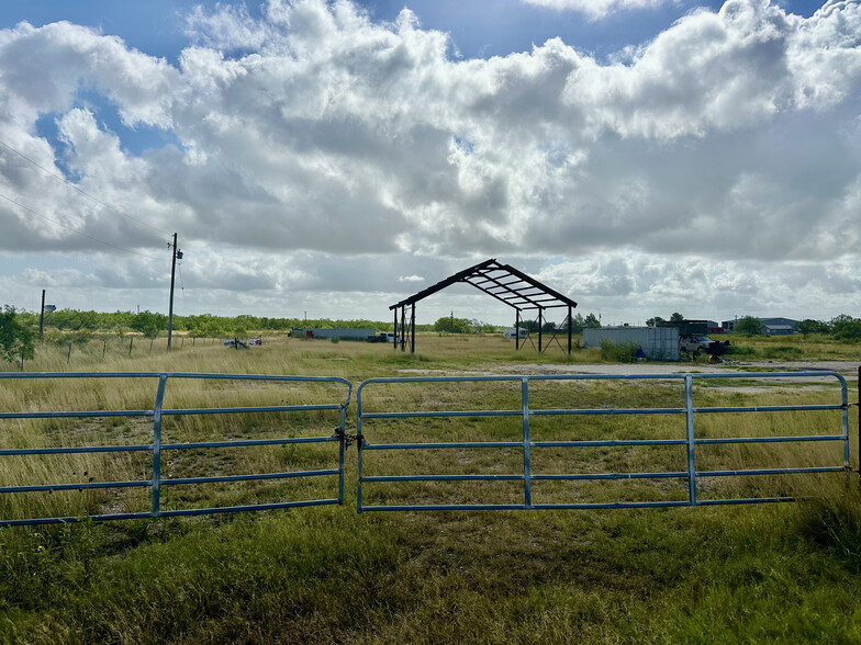 203 Burnett Ave, Charlotte, TX for sale - Building Photo - Image 3 of 6