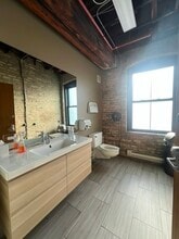 1525 W Homer St, Chicago, IL to rent Interior Photo- Image 1 of 6