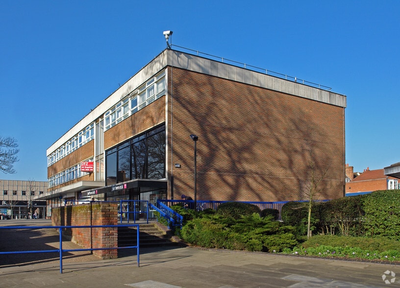 St Peters St, St Albans to rent - Building Photo - Image 3 of 6