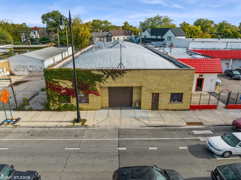 3527 N Milwaukee Ave Portfolio portfolio of 2 properties for sale on LoopNet.co.uk - Building Photo - Image 1 of 11