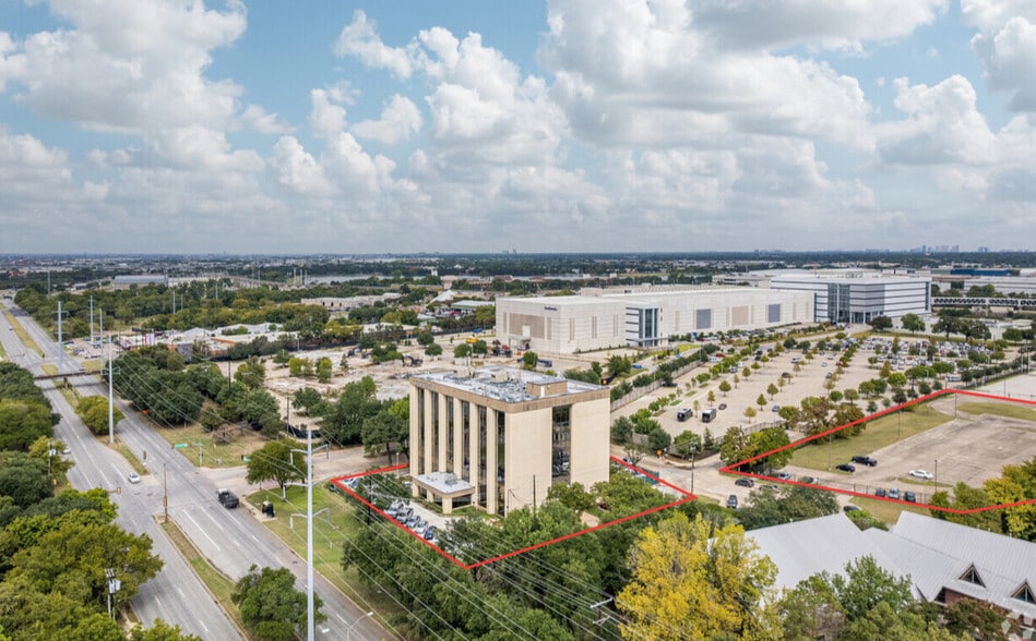 2110 Research Row, Dallas, TX to rent - Building Photo - Image 2 of 11