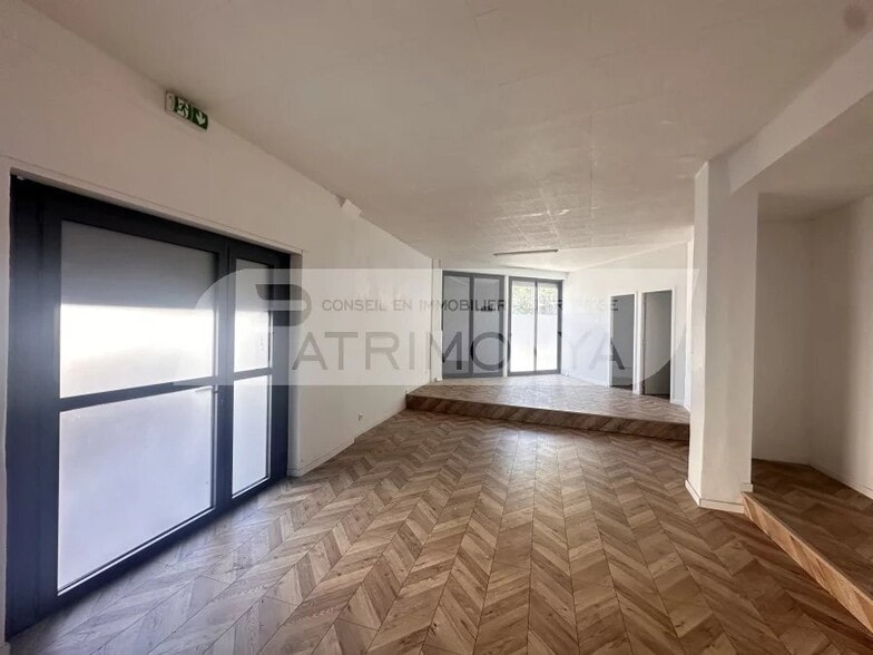 Retail in Marseille 11Eme to rent - Interior Photo - Image 3 of 4