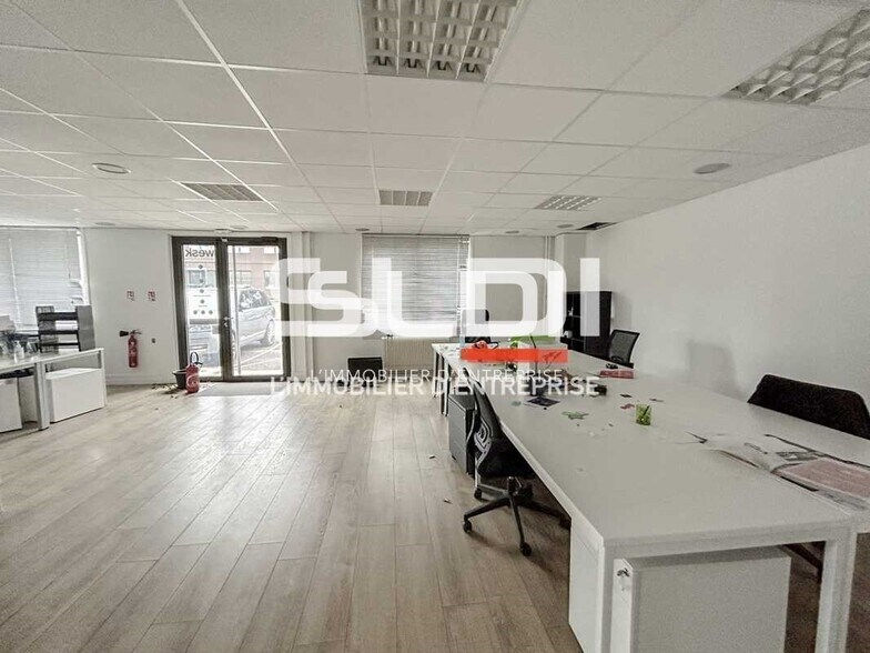 12 Chemin Des Gorges, Dardilly to rent - Interior Photo - Image 2 of 13