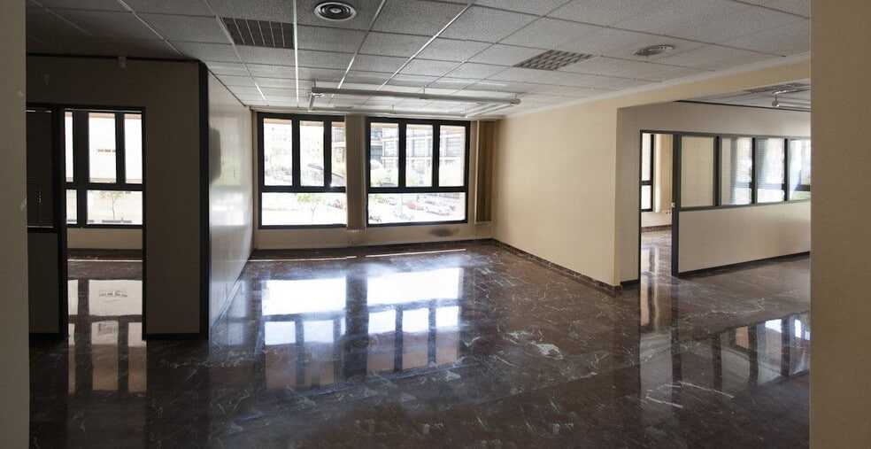 Office in València, Valencia to rent - Building Photo - Image 3 of 30