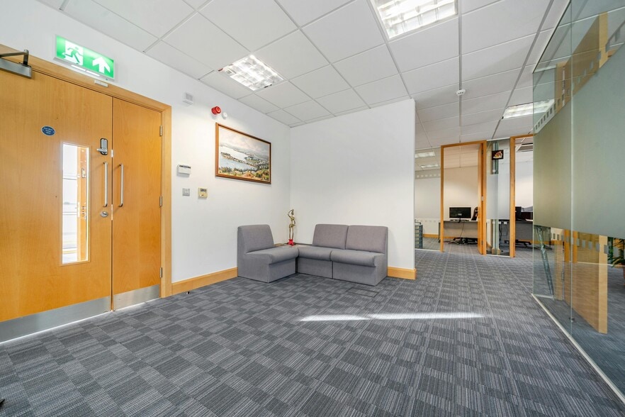 Centennial Ave, Borehamwood for sale - Interior Photo - Image 3 of 8