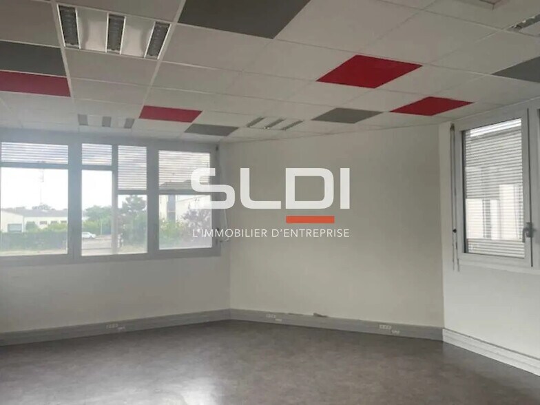 Office in Chassieu to rent - Interior Photo - Image 2 of 6