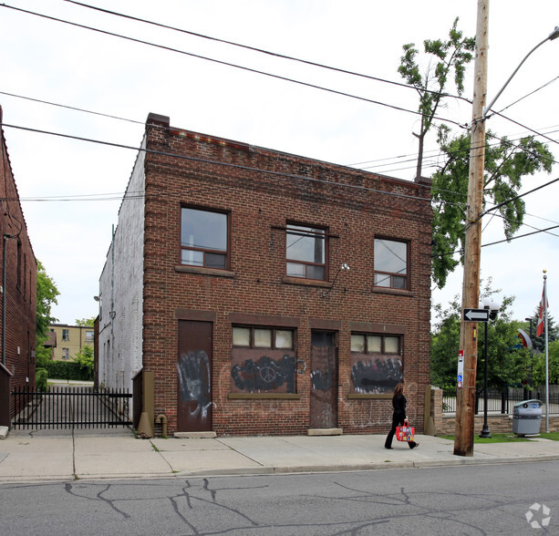 Retail in Toronto, ON for sale - Primary Photo - Image 1 of 1