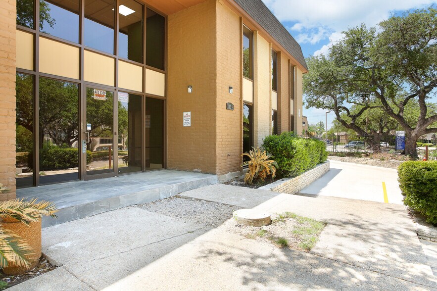 4139 Gardendale St, San Antonio, TX for rent - Building Photo - Image 3 of 42