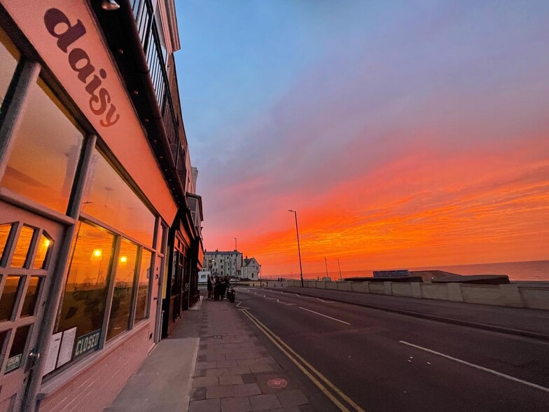 19 Cliff Ter, Margate to rent - Building Photo - Image 2 of 17