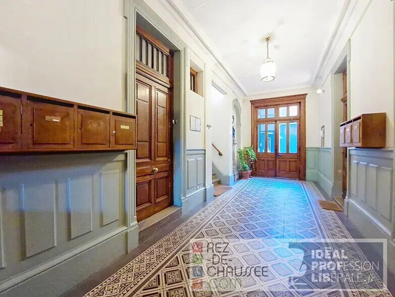 Office in Lyon for sale - Lobby - Image 1 of 6