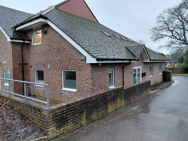 Bolding Way, Haywards Heath to rent - Building Photo - Image 3 of 4