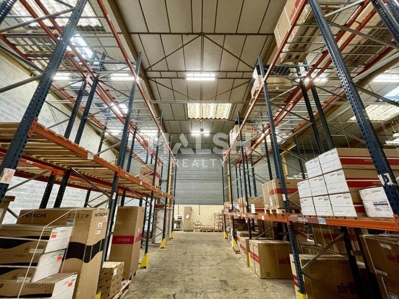 Light Industrial in Irigny to rent - Interior Photo - Image 3 of 8