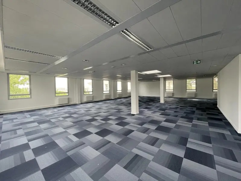11 Rue Pascal, Bron to rent Building Photo- Image 1 of 10