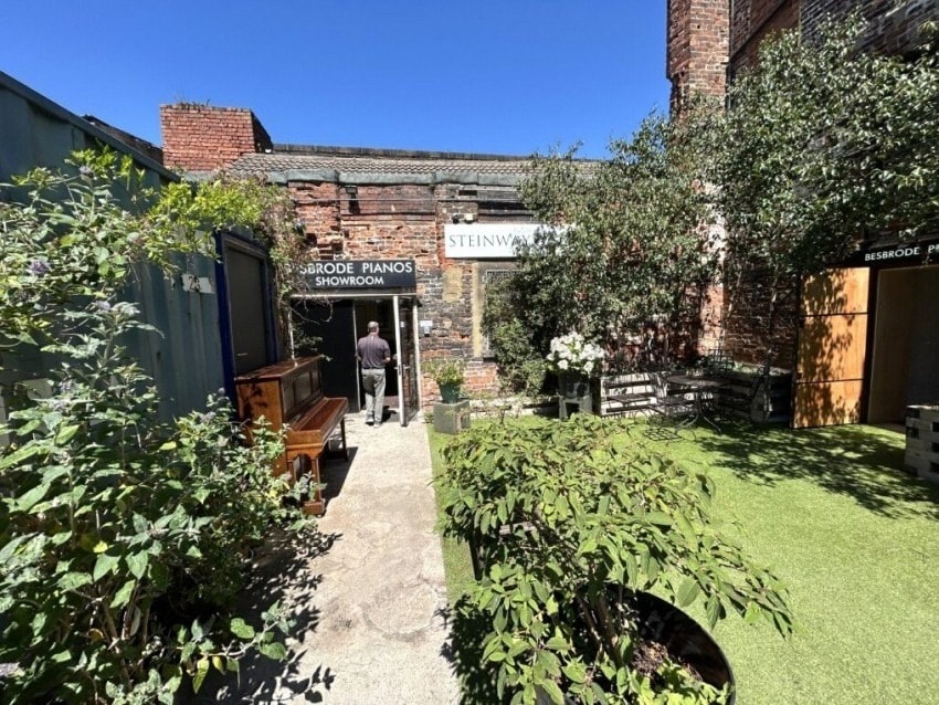 39 Holbeck Ln, Leeds to rent Building Photo- Image 1 of 4