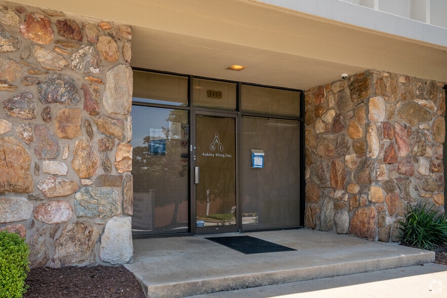 100 Great Sw Pky, Atlanta, GA to rent - Building Photo - Image 3 of 4