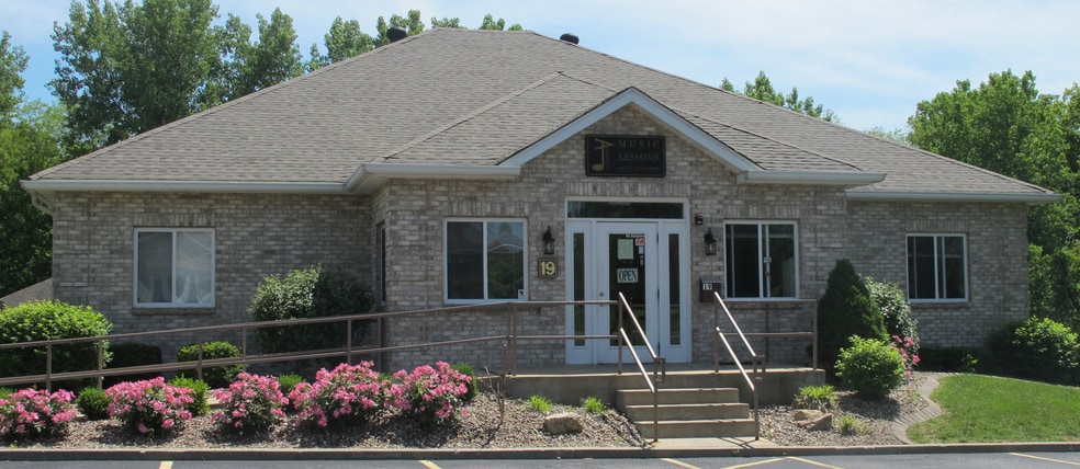 19 Emerald Ter, Swansea, IL to rent - Building Photo - Image 2 of 13