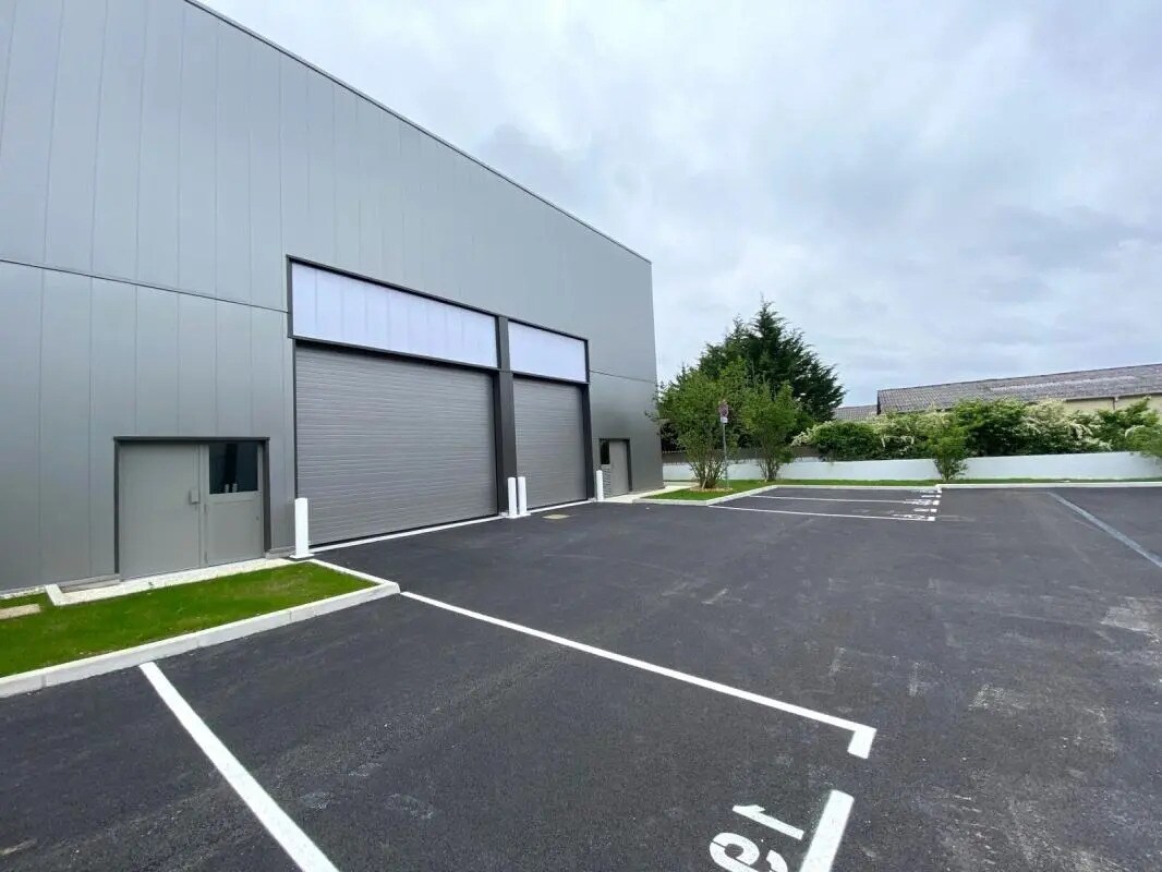 Light Industrial in Saint-Genis-Laval for sale Building Photo- Image 1 of 6