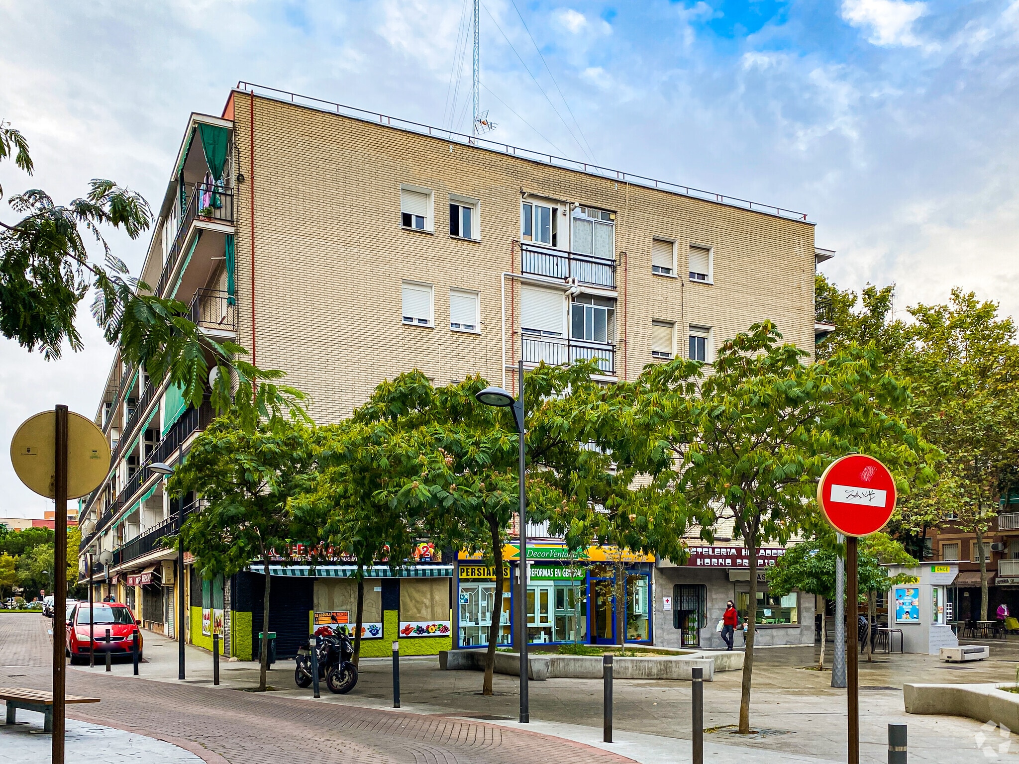 Retail in Alcorcón, Madrid to rent Primary Photo- Image 1 of 2