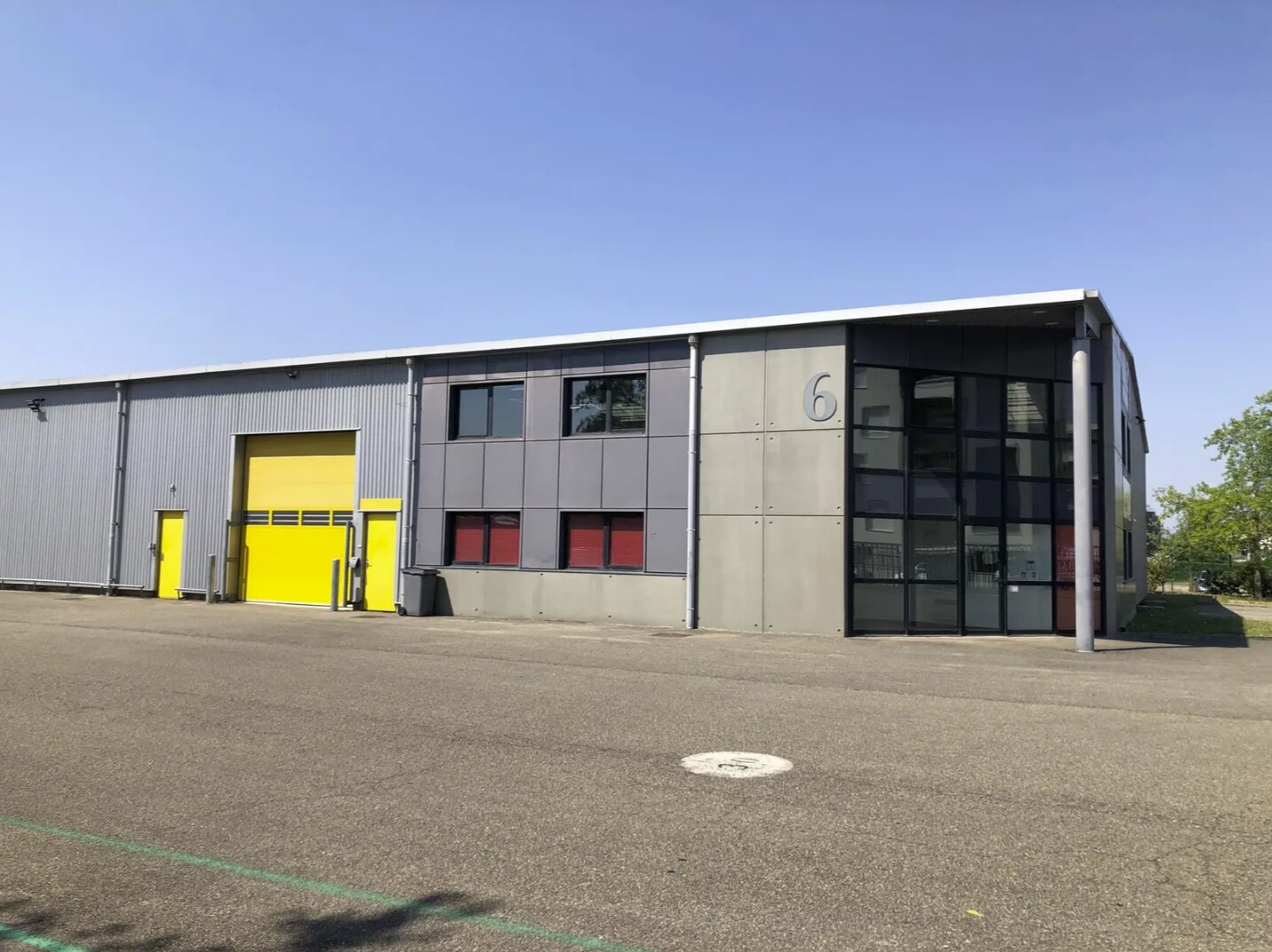 Light Industrial in Vaulx-en-Velin to rent Primary Photo- Image 1 of 3