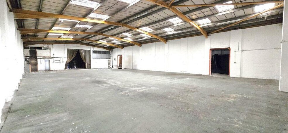 Felixstowe Rd, London to rent - Building Photo - Image 3 of 10