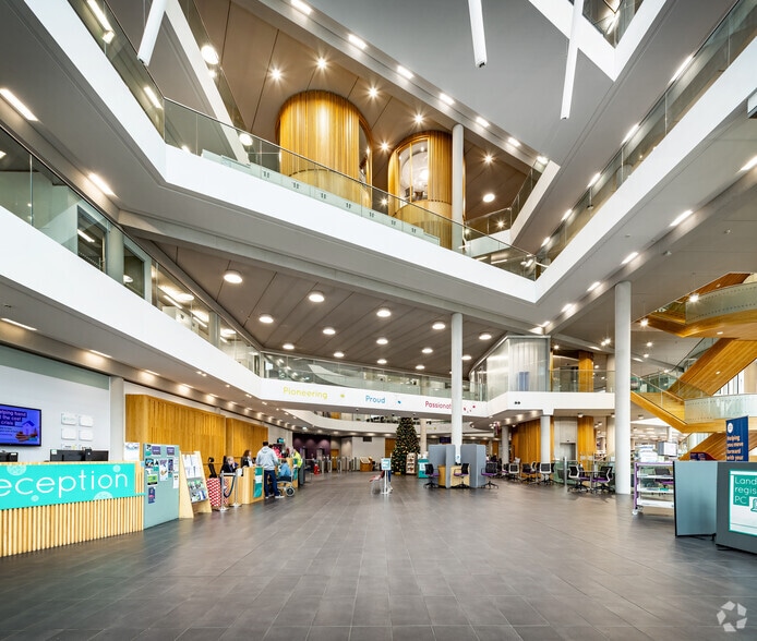 Smith St, Rochdale to rent - Lobby - Image 2 of 24