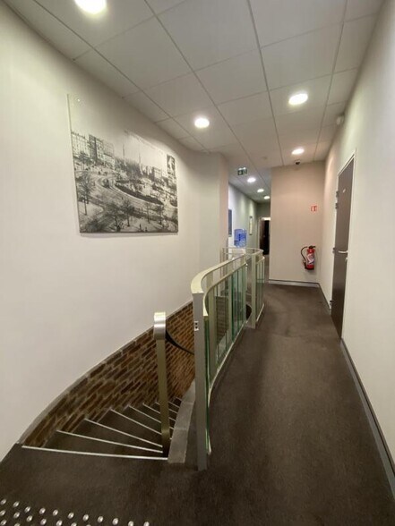 Retail in Paris to rent - Interior Photo - Image 3 of 9