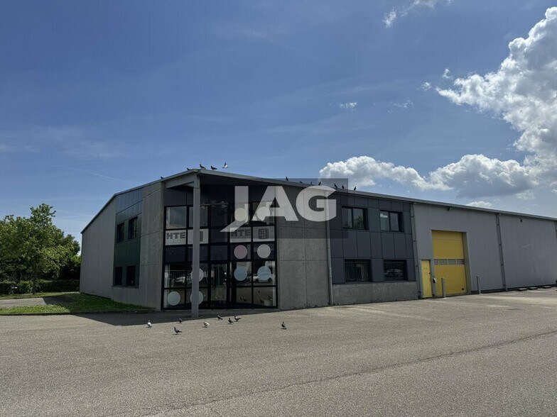 Light Industrial in Vaulx-en-Velin to rent - Building Photo - Image 1 of 10