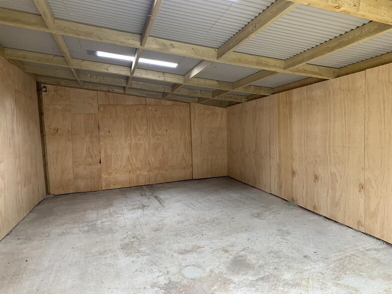 Unit 1 Pyes Bridge Farm, Barnston to rent - Interior Photo - Image 2 of 4