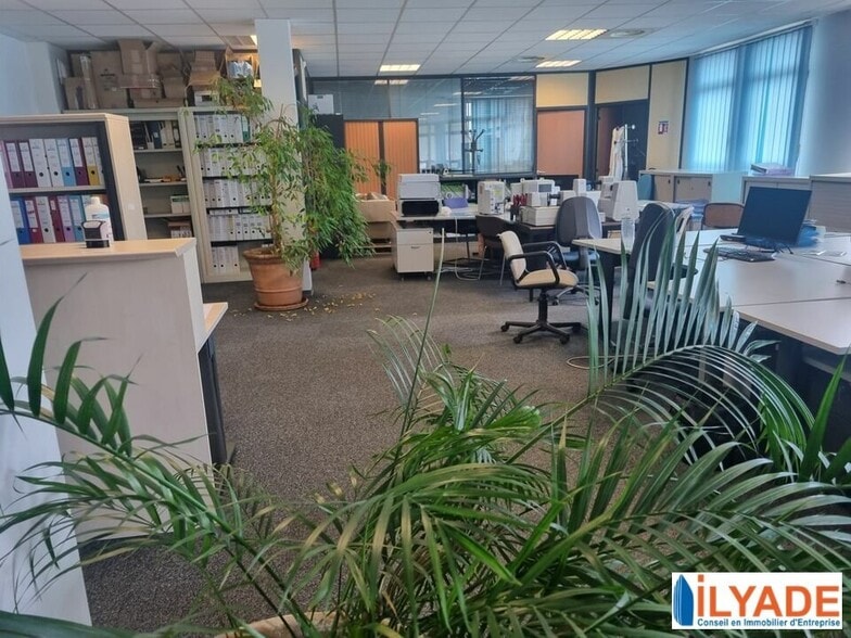 Office in Aix-en-Provence for sale - Interior Photo - Image 2 of 13