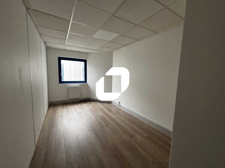 Office in Lisses to rent - Interior Photo - Image 2 of 12
