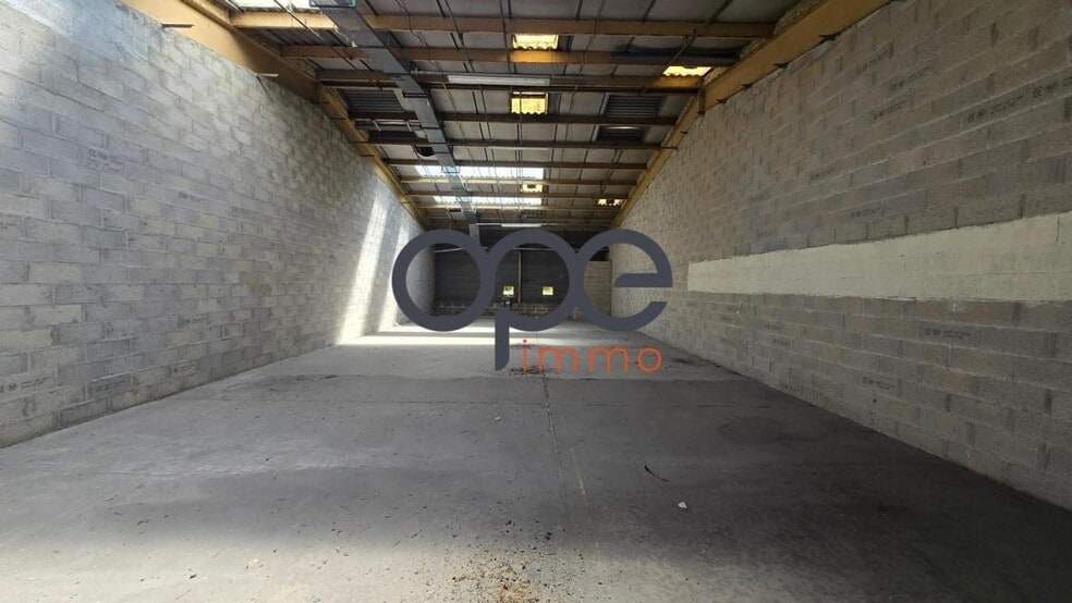 Industrial in Neuilly-en-Thelle for sale - Interior Photo - Image 3 of 4