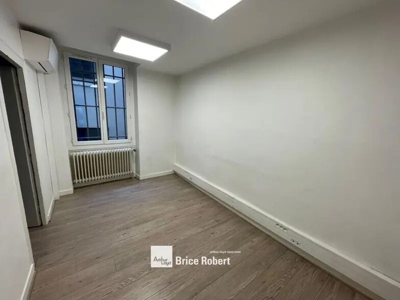Retail in Lyon to rent - Interior Photo - Image 2 of 6
