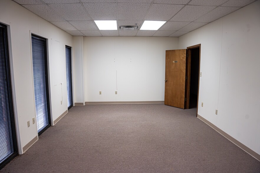 704 S Illinois Ave, Oak Ridge, TN for rent - Building Photo - Image 3 of 6