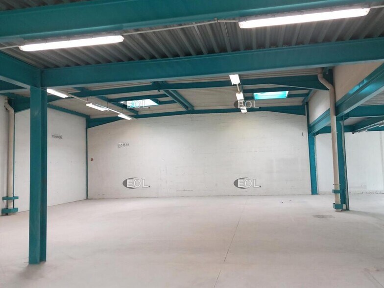 Light Industrial in Tremblay-en-France to rent - Interior Photo - Image 2 of 5