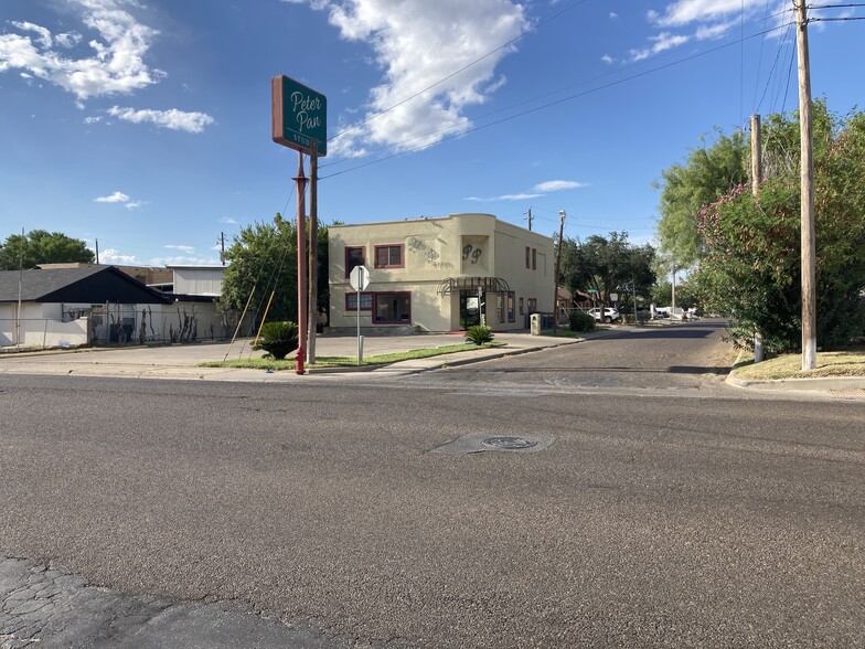 102 W Calton Rd, Laredo, TX for sale - Primary Photo - Image 1 of 28