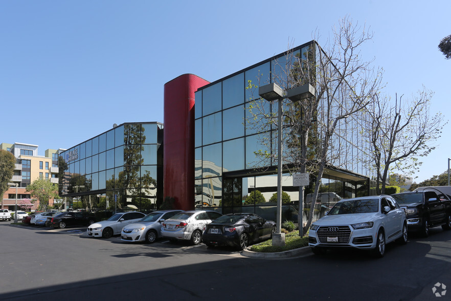 2400 Main St, Irvine, CA for rent - Primary Photo - Image 1 of 6