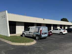 118-122 Space Park Dr, Nashville, TN for rent Building Photo- Image 2 of 11