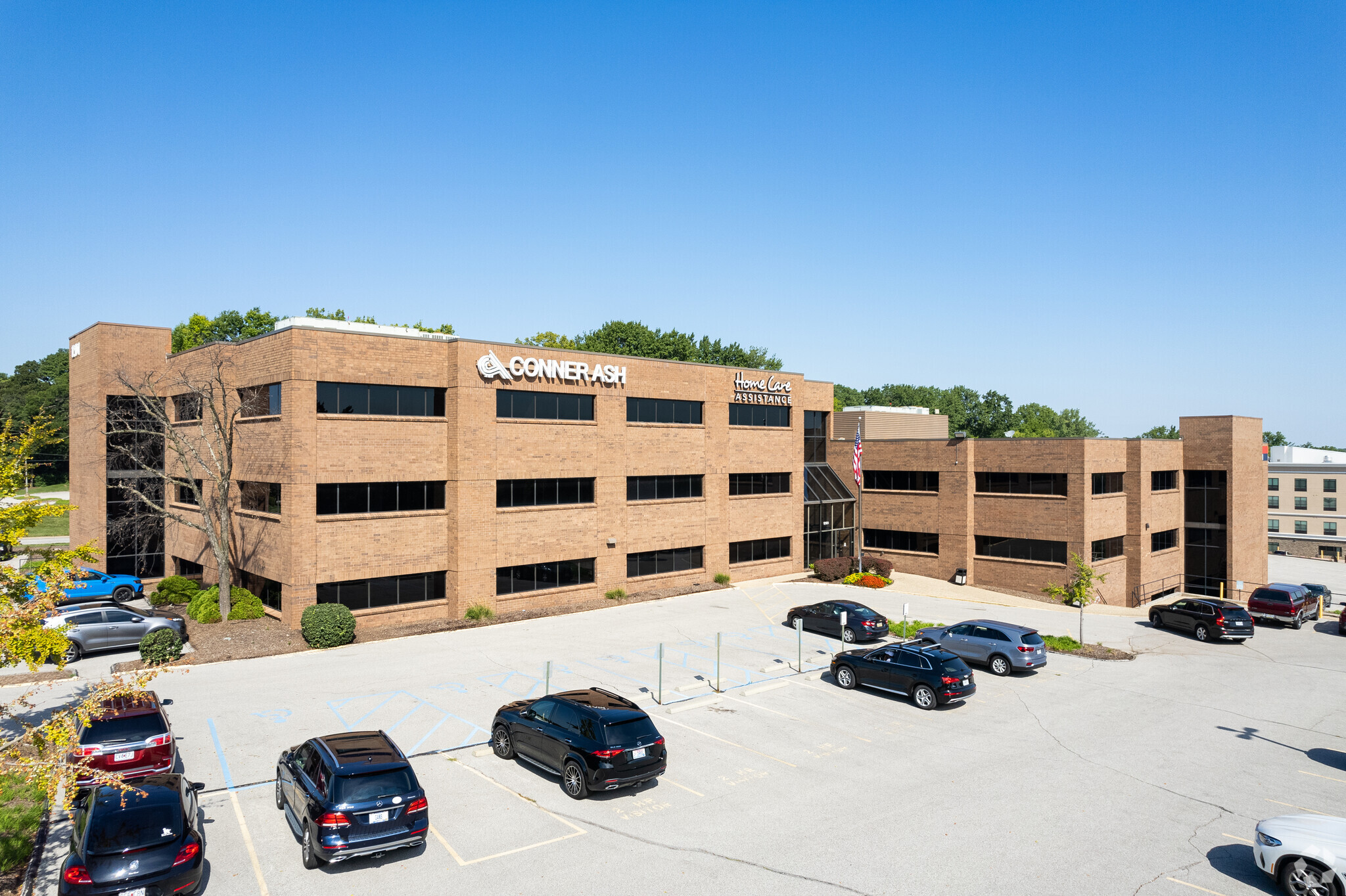 12101 Woodcrest Executive Dr, Creve Coeur, MO for rent Building Photo- Image 1 of 7