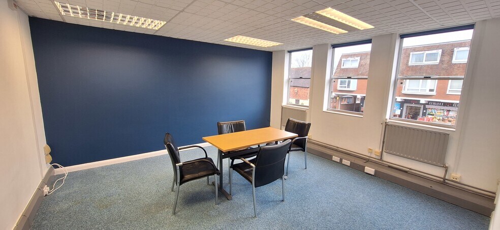 51 Bishopric, Horsham to rent - Building Photo - Image 3 of 5